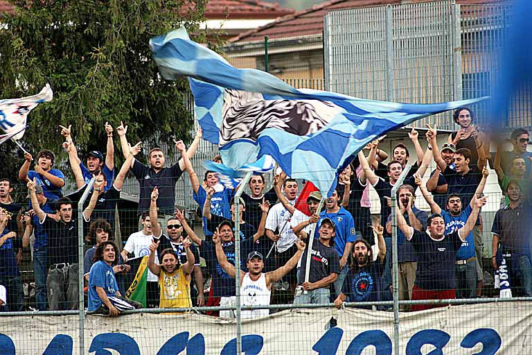 Gli ultras azzurri presenti a Carrara (empolifc.com)